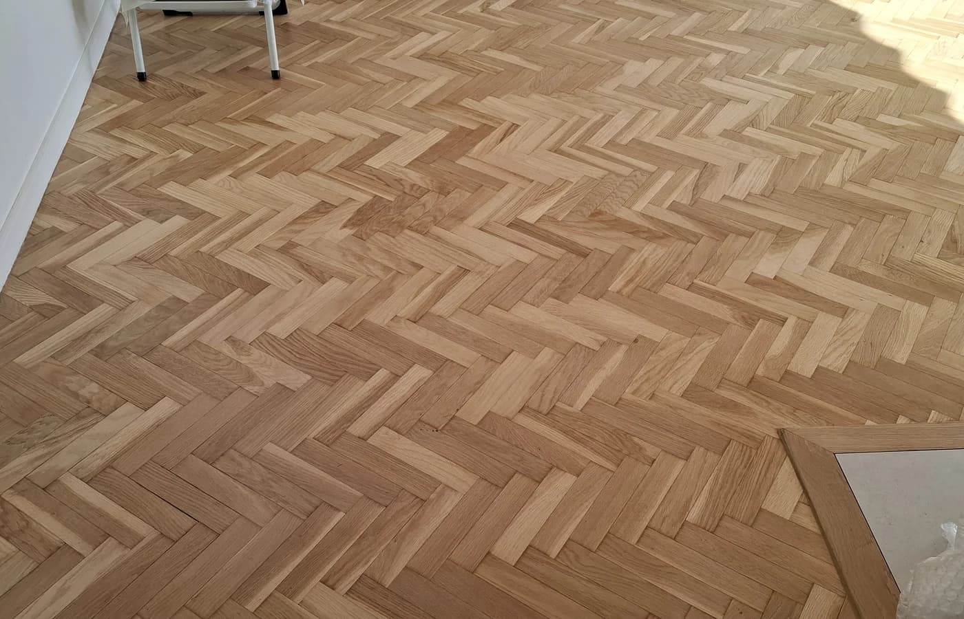 Parquet chêne massif point de Hongrie après ponçage et vitrification à Lyon