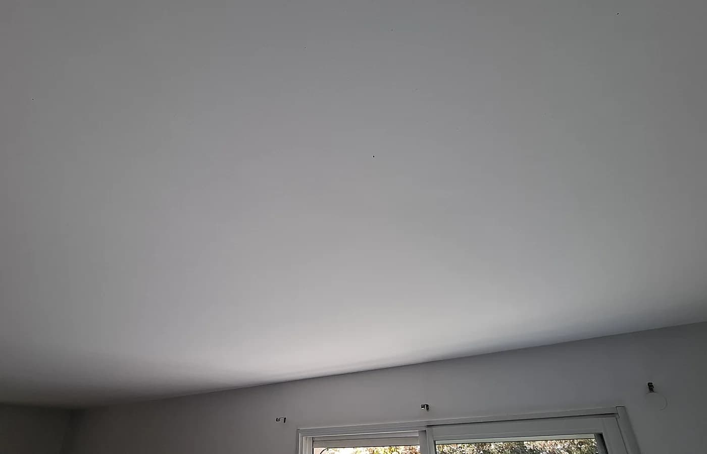 Plafond refait après sinistre dans un salon à Lyon, finition peinture blanche