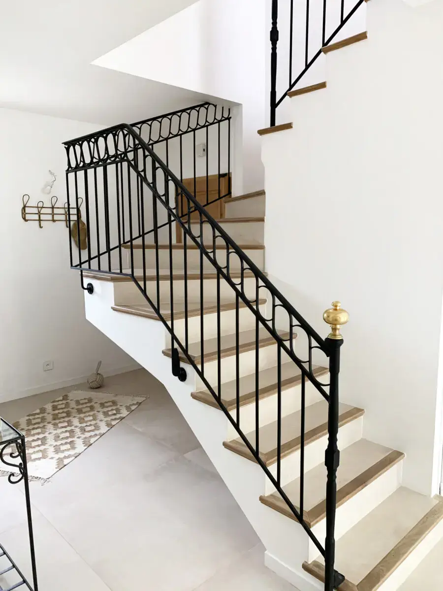 Pose de carrelage grand format dans une salle de bain à Lyon