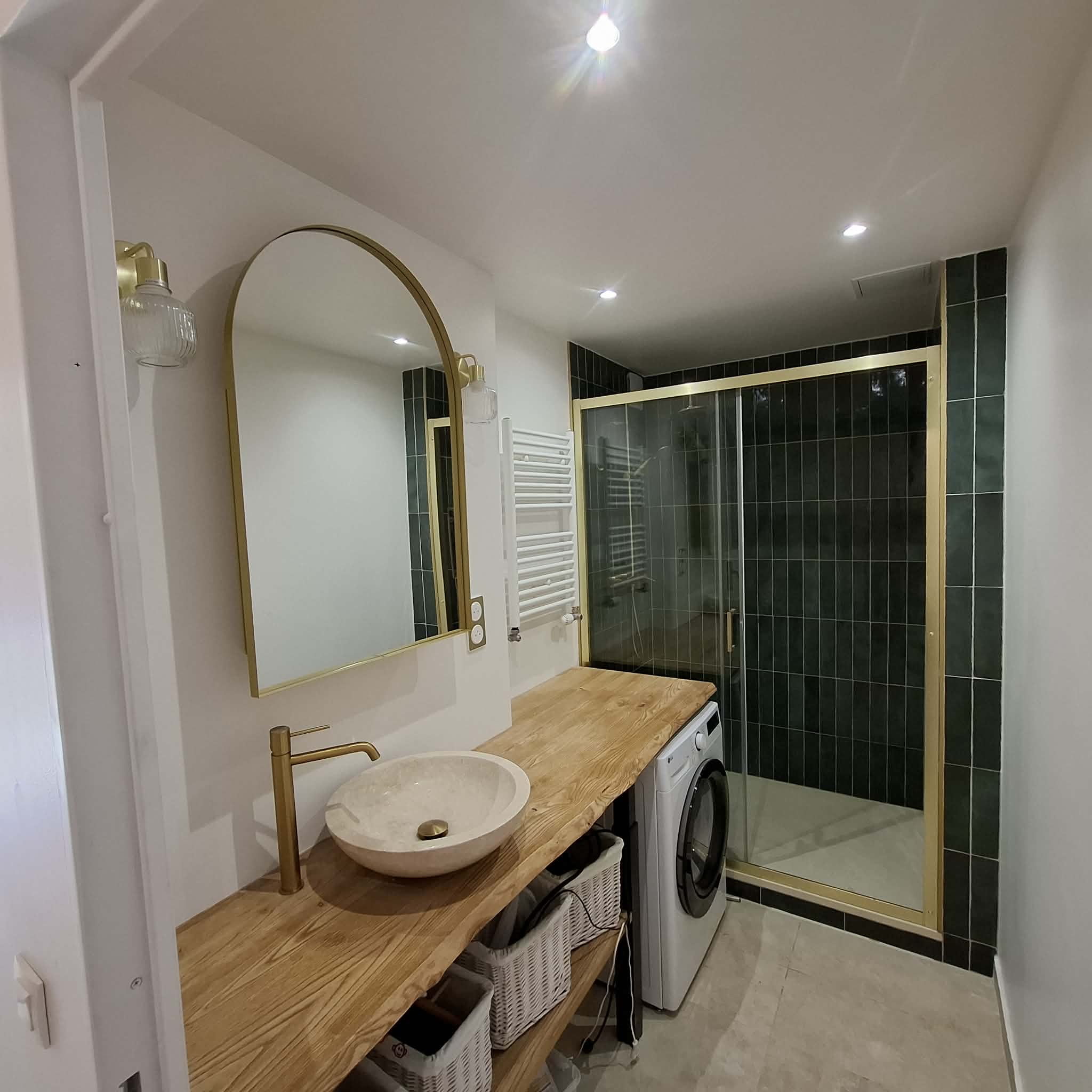Rénovation salle de bain moderne Meyzieu — carrelage vert forêt et plan vasque bois massif — rénovation à Lyon