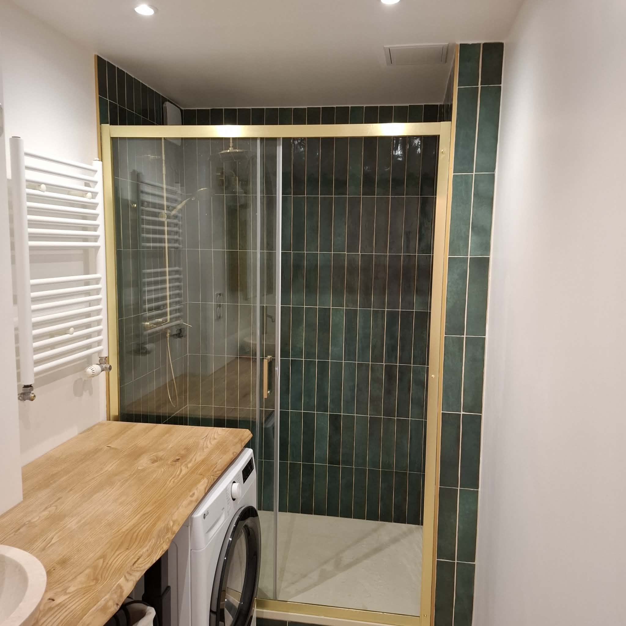 Rénovation salle de bain moderne Meyzieu — carrelage vert forêt et plan vasque bois massif - Image 3