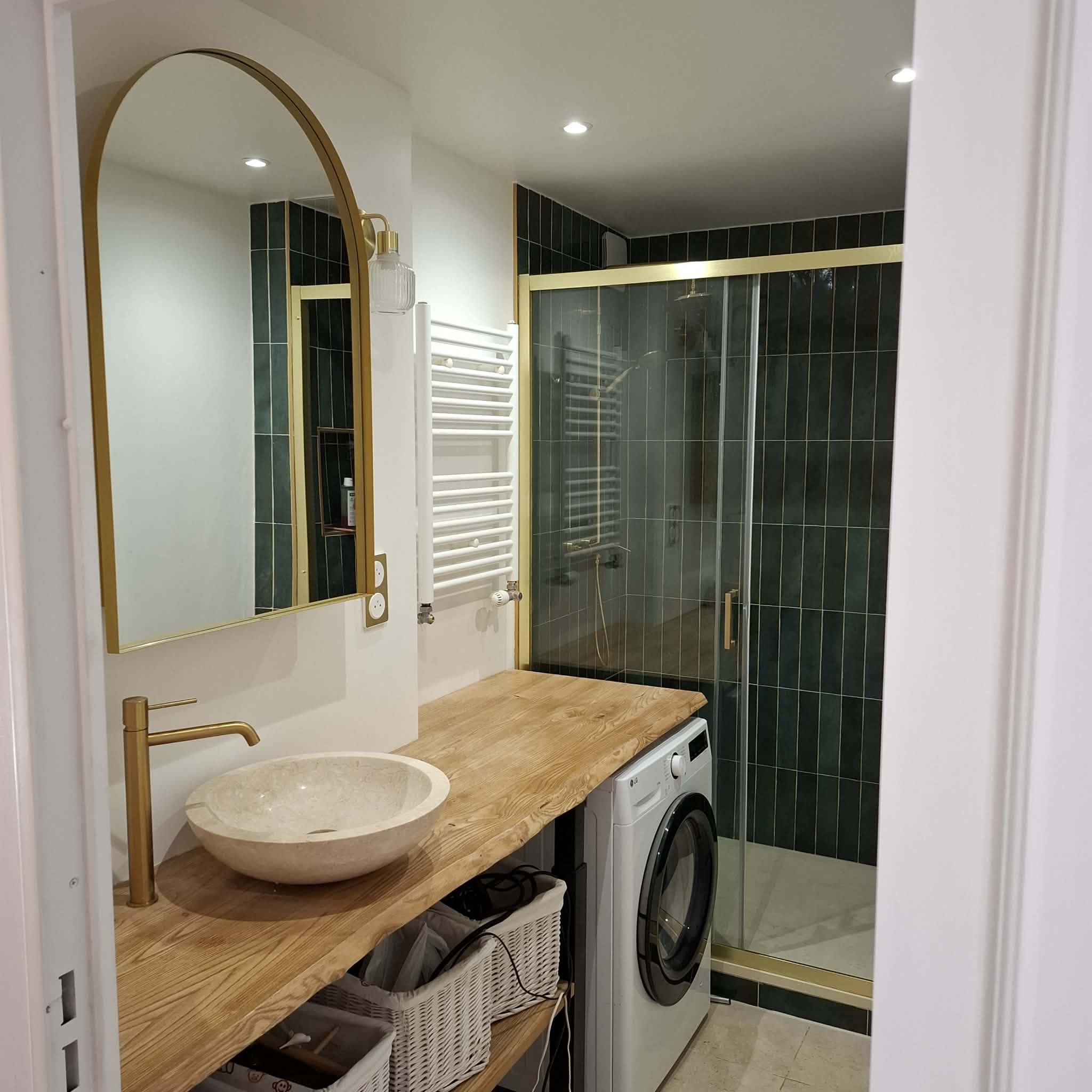 Rénovation salle de bain moderne Meyzieu — carrelage vert forêt et plan vasque bois massif - Image 2