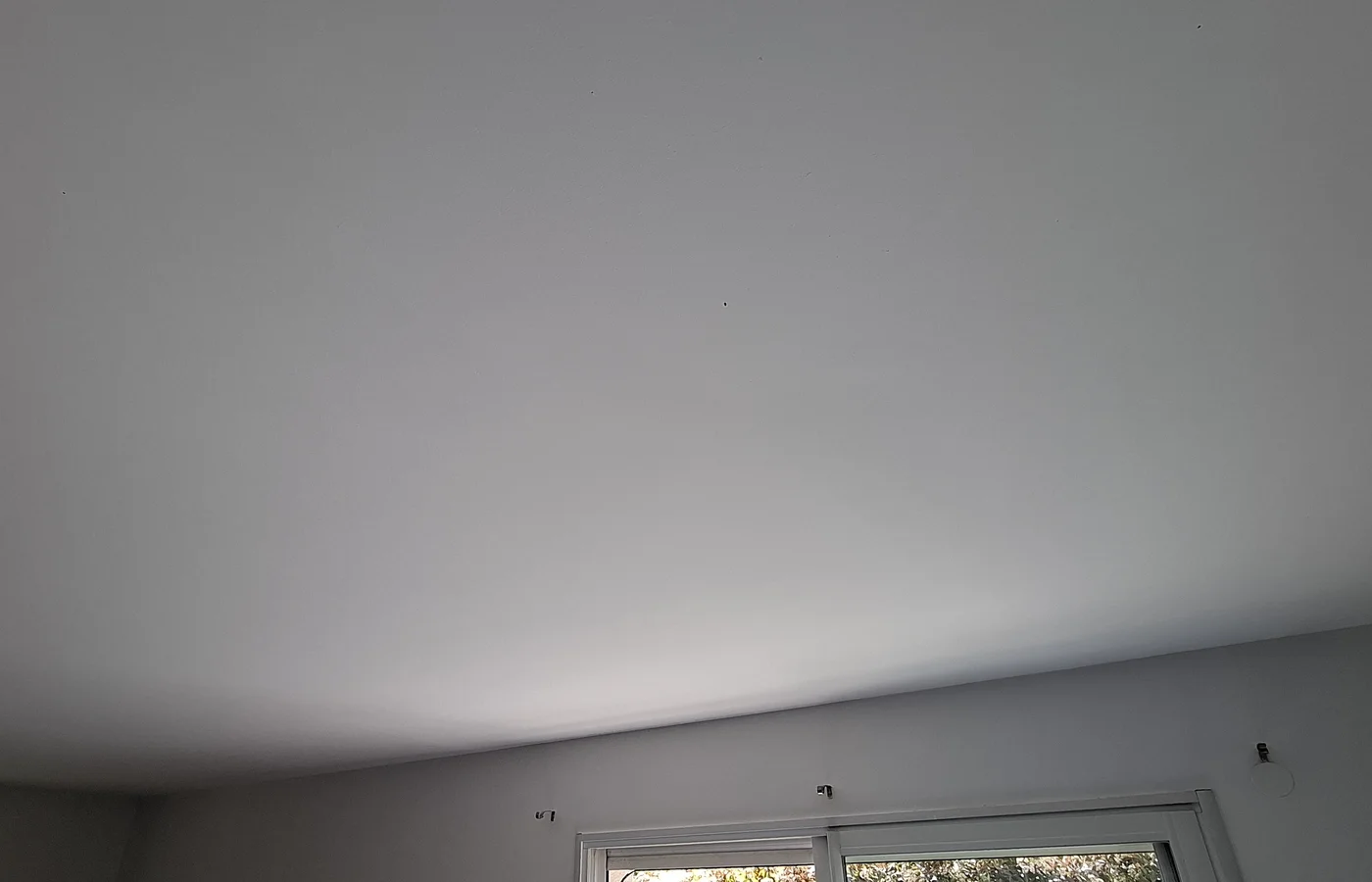 Plafond blanc mat repeint après réparation dans un salon à Lyon