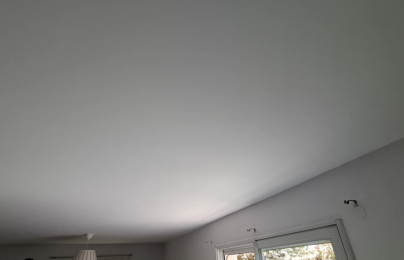 Plafond de salon repeint en blanc mat à Lyon, finition uniforme sans reprise visible